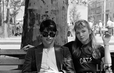 For those of you too young to remember, Rebecca De Mornay is an entertainer or "actress" whose career "peaked" in the early 90's. Here she is pictured with noted "heterosexual" Tom Cruise.